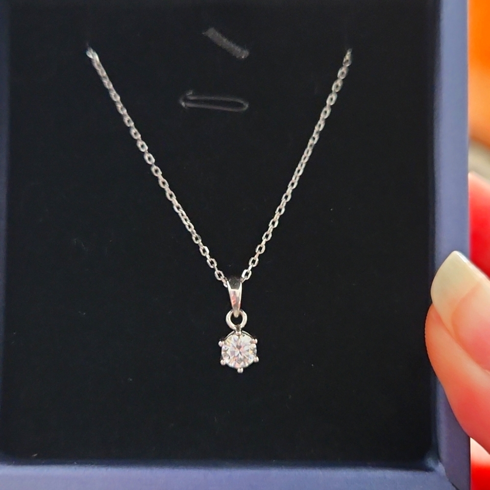 Solitaire necklace